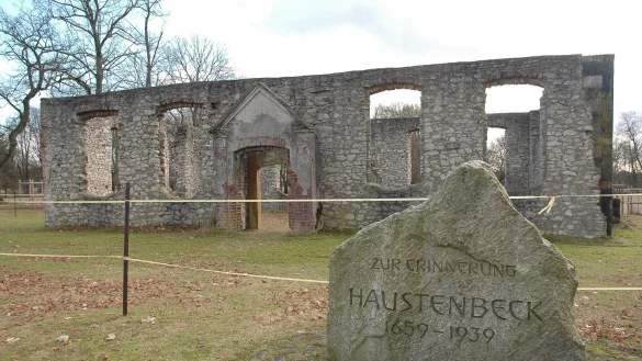 Der Gedenkstein vor der Kirchenruine Haustenbeck erinnert an das untergegangene Sennedorf. Damit die Ruine nicht weiter verf&auml;llt, muss der Bund als Eigent&uuml;mer sie sichern. - &copy; Manfred Brinkmeier