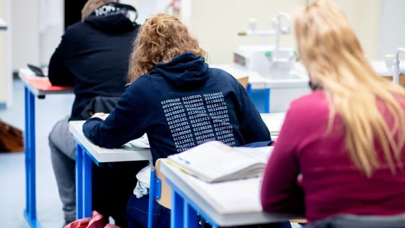 F&uuml;r viele Sch&uuml;lerinnen und Sch&uuml;ler bedeutet das Abi Stress. Und die kurzfristige Absage des Mittwochstermins? Dazu gab es unterschiedliche Sichtweisen. - &copy; picture alliance/dpa