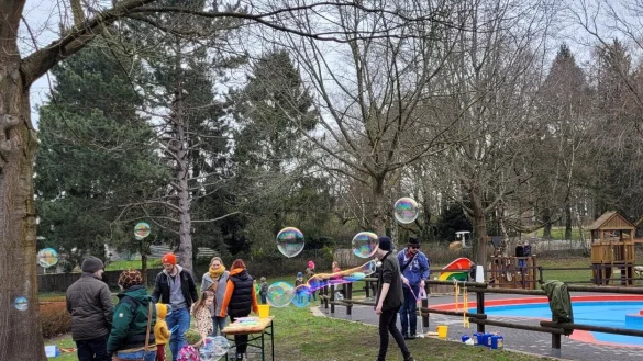 Spa&szlig; auf der Wiese: Zehn Spielstationen waren im Freibad H&ouml;rste verteilt - die Seifenblasen lockten Gro&szlig;e und Kleine an. Die Helfer des CVJM Stapelage hatten alle H&auml;nde voll zu tun. - &copy; Astrid Sewing