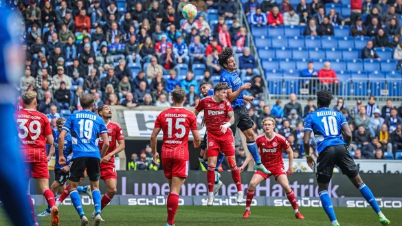 DSC-Innenverteidiger Guilherme Ramos (M., im Luftduell mit Fortunas Dawid Kownacki) glänzte gegen Fortuna Düsseldorf (2:2) wieder als sicherer Turm in der Bielefelder Abwehrzentrale. - © Sarah Jonek