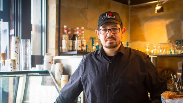 Salvatore Fabrizio hat sich seinen gro&szlig;en Traum vom eigenen Eiscaf&eacute; erf&uuml;llt. Seit drei Wochen hat sein Laden in der Bruchstra&szlig;e ge&ouml;ffnet. - &copy; Raphael Bartling