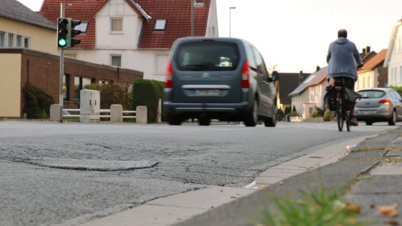 Die Sch&auml;den an der Lemgoer Stra&szlig;e sind nicht zu &uuml;bersehen. - &copy; Alexandra Schaller