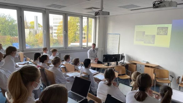 Universitäts-Professor Dr. Karl-Dietrich Sievert mit Studentinnen und Studenten des Medizinstudiengangs der Universität Bielefeld im Wintersemester 2022. - © Klinikum Lippe
