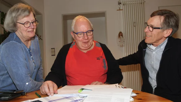 Bärbel und Uwe Rautenberg zeigen dem Behindertenbeauftragten des Kreises, Michael Meier (rechts), den Briefwechel mit dem Petitionsausschuss des Bundestages. - © Martin Hostert