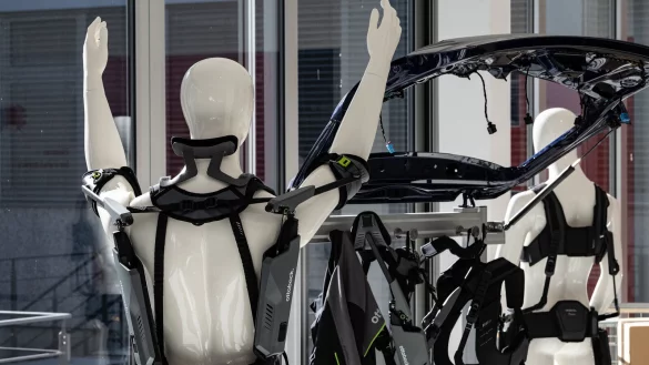 Durch derartige &Uuml;berkopfanzug-Exoskelette soll die Arbeitskraft von Besch&auml;ftigten l&auml;nger erhalten bleiben. - &copy; dpa