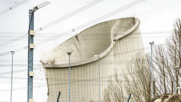 Einer der vier K&uuml;hlt&uuml;rme des stillgelegten Atomkraftwerkes Biblis f&auml;llt beim Abriss in sich zusammen. Er wurde nicht gesprengt, sondern mit Baggern so lange destabilisiert, bis er einst&uuml;rzte. - &copy; Frank Rumpenhorst/dpa