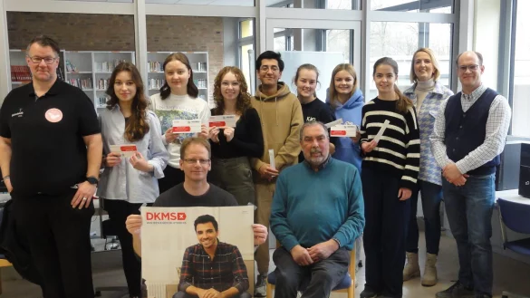 Freuen sich &uuml;ber eine erfolgreiche Typisierungsaktion: Markus Gessinger, Alois Hoffmeister, Paul Jansen, Cornelia Struck, Stellvertretender Schulleiter Arnd Kr&ouml;meke (von links) sowie Sch&uuml;lerinnen und Sch&uuml;ler des Abiturjahrgangs 2023. - &copy; Alois Hoffmeister/St&auml;dtisches Gymnasium Steinheim