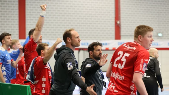 Florian Kehrmann (Mitte) gibt die Kommandos. Urh Kastelic eilt schnell ins Tor, Niels Verstejnen schaut auf Spielfeld (von rechts). Co-Trainer Matthias Struck ist voll konzentriert, Kian Schwarzer und Jan Brosch jubeln (von rechts im Hintergrund). Foto: Paul Cohen - &copy; Paul Cohen