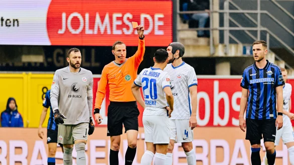 Schiedsrichter Martin Petersen zückt in der 27. Minute die Rote Karte für den Rostocker Lukas Scherff (Rückennummer 20). Nach Ansicht der TV-Bilder hatte der Referee auf Notbremse entschieden. - © Besim Mazhiqi