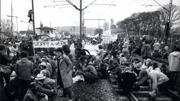 Atomkraft, nein danke: 1967 protestieren Demonstranten gegen das geplante Atomkraftwerk im nieders&auml;chsischen Grohnde. - &copy; picture alliance / ZUMAPRESS.com
