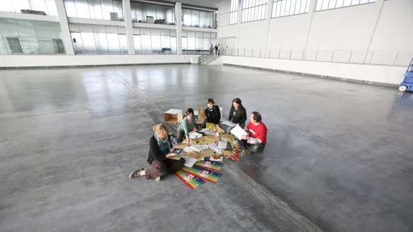 Viel Raum, aber wenig M&ouml;glichkeiten - das ist das Dilemma mit dem Hangar 21. Er wird zwar an 261 Tagen im Jahr mit zumeist kulturellen Veranstaltungen bespielt (im Bild Mitglieder der Kultur&Art-Initiative, die das Kurzfilmfestival veranstaltet). Aber die j&auml;hrlichen Kosten sind hoch und werden noch steigen. Es gibt einen Sanierungsstau - und f&uuml;r viele anderen Ideen taugt der Hangar nicht, weil die Herrichtung viel zu teuer und damit unwirtschaftlich w&auml;re. - &copy; Archivfoto: Vera Gerstendorf-Welle