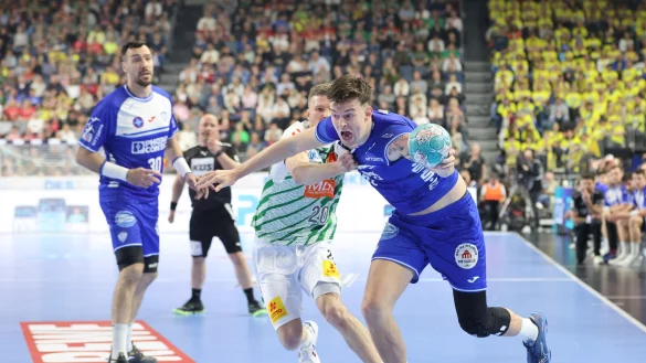 Emil Buhl Laerke vom TBV versucht hier, eine L&uuml;cke in der SCM-Abwehr zu finden. - &copy; paul cohen