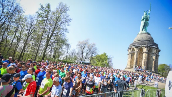 Auch beim 51. Hermannslauf starten die Teilnehmer wie in diesem Jahr neu eingef&uuml;hrt am Fu&szlig;e des Hermannsdenkmals in Detmold. - &copy; Sarah Jonek Fotografie