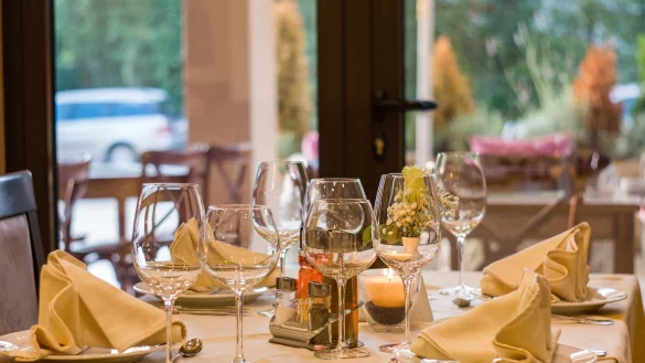 Die Tische werden bald von den neuen P&auml;chtern eingedeckt. - &copy; Symbolbild: Pixabay