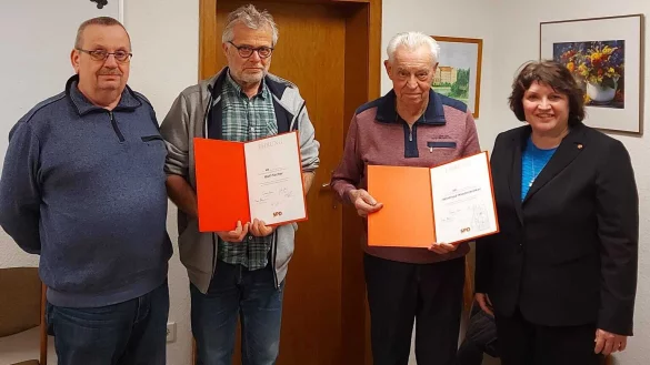 Ausgezeichnet: Vorsitzender Detlef Steffen (links) und MdL Ellen Stock &uuml;berreichten Ralf Fischer (Zweiter von links) und Winfried Niederbr&ouml;ker Urkunden f&uuml;r langj&auml;hrige Mitgliedschaft in der SPD. - &copy; SPD