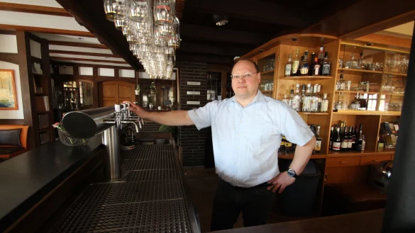 Der Zapfhahn bleibt in Betrieb, J&ouml;rg Hillebrand &ouml;ffnet den Gasthof Hartmann aber nicht mehr f&uuml;r &Agrave;-la-carte-G&auml;ste. F&uuml;r Veranstaltungen macht der Gasthof mit Saal und Kegelbahn weiter. - &copy; Jens Rademacher