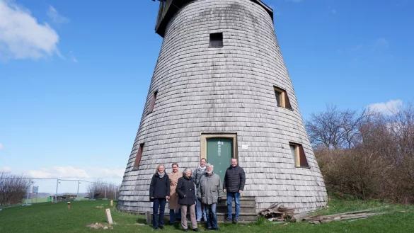Ute Seidemann (Fachbereich Planen und Bauen), Bauamtsleiterin Ewa Hermann, Gisela Aust, Nikolai Stoll (Fachbereich Planen und Bauen), Volker Aust und B&uuml;rgermeister Mario Hecker schauen sich den Fortschritt der Sanierung an der Windm&uuml;hle in Bavenhausen an. Zum M&uuml;hlenfest im August sollen die ersten Arbeiten abgeschlossen sein. - &copy; Lorraine Brinkmann
