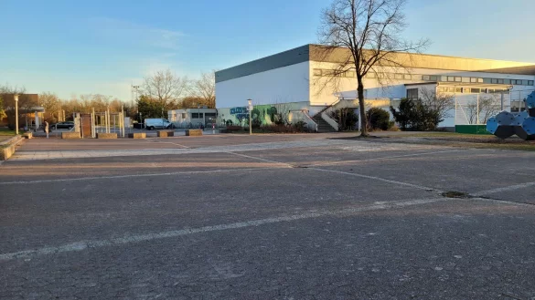 Da ist viel Fl&auml;che gepflastert - am Werreanger fehlen B&auml;ume und Gr&uuml;n. Es gibt den Plan, 643 Quadratmeter zu entsiegeln und die Schulh&ouml;fe von Gymnasium und Realschule deutlich aufzuwerten. - &copy; Astrid Sewing