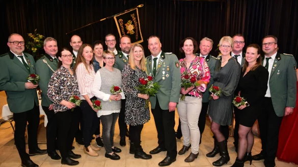 Das K&ouml;nigspaar Maike Brunsmeier und Maik Hagemeyer (Mitte) mit seinem Hofstaat - &copy; Nicole Ellerbrake