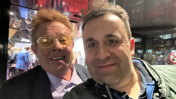 Der Lemgoer Alt-Opel-Freund Sven-Eric Bierhenke traf Zachi Noy auf der Premiere von "Manta Manta - Zwoter Teil" in K&ouml;ln. Der Schauspieler hat eine Nebenrolle im Film. - &copy; Fotorechte: Sven-Eric Bierhenke