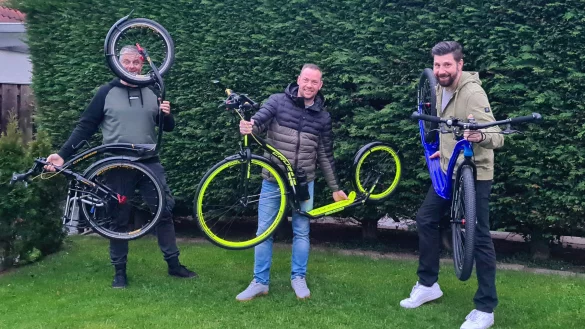 Mit dem Roller auf Tour: Steven Mei&szlig;ner (von links), Tobias B&ouml;hm und Andr&eacute; Willh&ouml;ft machen sich fit f&uuml;r die Spendenaktion. - &copy; Fotorechte: Andr&eacute; Willh&ouml;ft