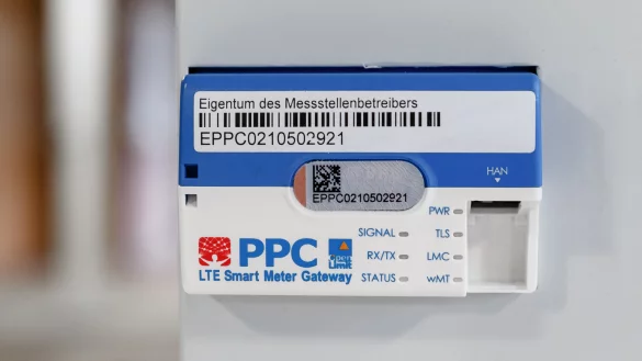 Ein Smart-Meter-Gateway zur Daten&uuml;bertragung ist an einem digitalen Stromz&auml;hler zu sehen. Verbraucher sollen Daten jederzeit einsehen k&ouml;nnen, zum Beispiel &uuml;ber eine Handy-App. - &copy; dpa
