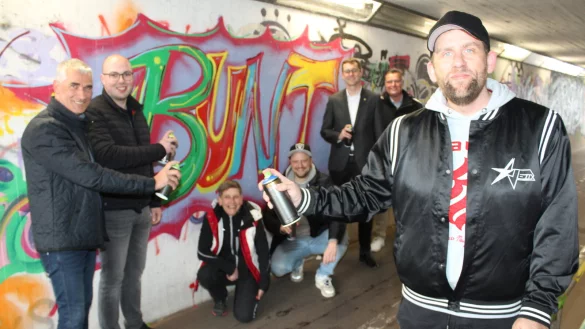 Mitinitaor Daniel Schneider von der Rapschool NRW (rechts) freut sich mit Thorsten Paulussen (Beigeordneter), Jan-Lukas Schlink (Teamleiter Jugendf&ouml;rderung), Elke Kieweg (HoT), Danny Klassen (HoT), B&uuml;rgermeister Matthias Kalkreuter sowie Thomas Mahlmann (ZDI), von links) &uuml;ber die ersten bunten Kunstwerke unter der Unterf&uuml;hrung an der Hochbr&uuml;cke. - &copy; Sandra Castrup