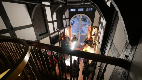 Das Fachwerkhaus des Schl&auml;nger Bauamts ist zwar gem&uuml;tlich, aber eindeutig zu klein. Klimaschutzmanager Henning Schwarze hat sein B&uuml;ro derzeit provisorisch Mitten in der Deele. Weil oben die R&auml;ume keine Stehh&ouml;he haben und deshalb nur als Archiv taugen, ist ein Anbau geplant. - &copy; Jost Wolf