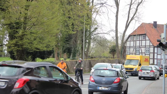Walter Windt (links) und Werner Kloppmann sind mit dem Rad an der Herforder Stra&szlig;e unterwegs. An der Kreuzung Steinweg m&uuml;ssen sie sich in der Mitte zwischen den Autos positionieren, um geradeaus Richtung Mittelstra&szlig;e und Engelbert-K&auml;mpfer-Stra&szlig;e zu fahren. - &copy; Katrin Kantelberg