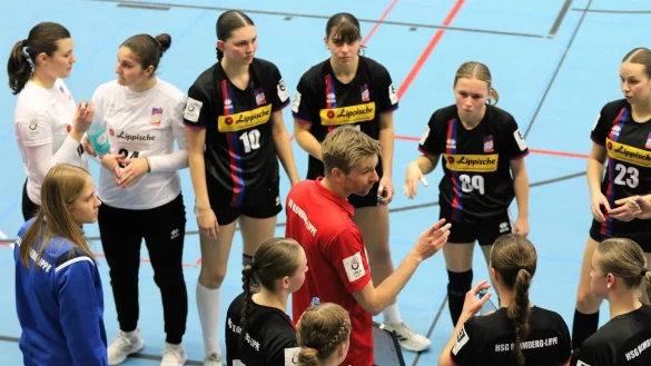 Stimmt seine Mannschaft aufs R&uuml;ckspiel ein: Blombergs A-Jugend-Trainer Ruben Vo&szlig;hans. - &copy; Oliver K&ouml;nig