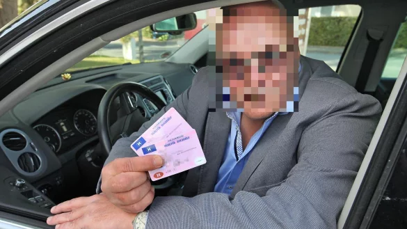 Rolf H. hat als selbsternannter F&uuml;hrerscheink&ouml;nig schon oft Schlagzeilen gemacht. Obwohl er bereits seine Haftstrafe in Wolfenb&uuml;ttel absitzt, musste er jetzt in anderer Sache noch einmal vor dem Landgericht Detmold auf die Anklagebank. Das Foto entstand im Jahr 2019 rund um die Anklageerhebung. - &copy; Bernhard Preuss