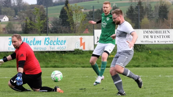 Auch wenn es anders aussehen mag: Dieser Ball von Oerlinghausens Pascal Claren findet nicht den Weg ins Tor, obwohl Helpups Torwart Mirko Leesemann und sein Teamkamerad Kevin Gronemeier dem Ball nur nachschauen k&ouml;nnen. - &copy; Oliver K&ouml;nig