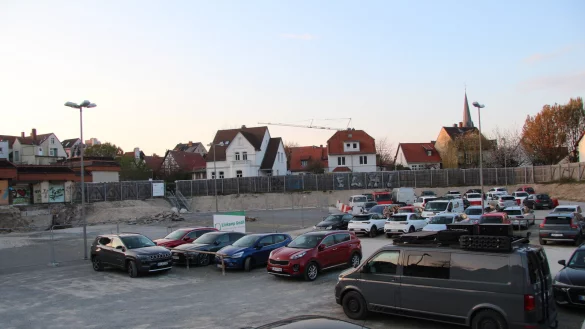 Damit die Galerie Hornsches Tor abgerissen werden kann, ist auf der R&uuml;ckseite des Geb&auml;udes ein Teil des Parkplatzes abgesperrt worden, der sich in der Baugrube befindet. Dass im Laufe der Arbeiten weitere Stellfl&auml;chen hinzukommen, ist nicht ausgeschlossen. - &copy; Jana Beckmann