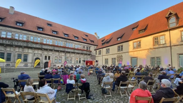 Ein Blick zur&uuml;ck ins Jahr 2021: Besucher des Kulturimbiss im Hof des Schlosses Brake. - &copy; Archivfoto: Till Brand
