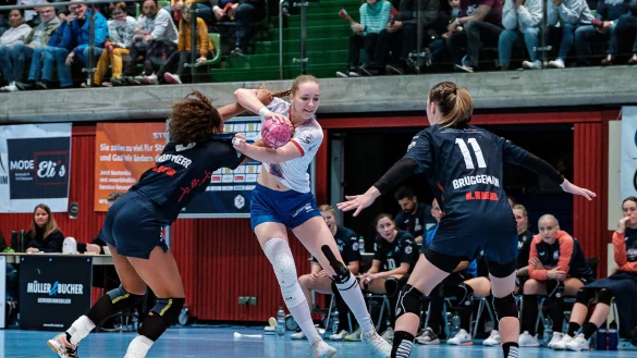 Sharon Nooitmeer (Sport-Union Neckarsulm, links) und Annefleur Bruggeman versuchen, die Blomberger R&uuml;ckraumspielerin Nieke K&uuml;hne zu st&ouml;ren. - &copy; Eibner-Pressefoto/Antonio Chiok