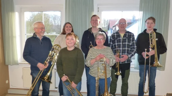 Der Posaunenchor der Kirchengemeinde Bega mit (von links) G&uuml;nter Kuhlemann, Sandra und Bennet Dir&szlig;uweit, Ernst-Lukas Kuhlmann, Christa Brede, Ralf und Jannes Redeker. - &copy; Heike Gudde
