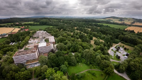 Luftbild der Yoga-Vidya-Geb&auml;ude und des L&auml;nderwaldparks Silvaticum in Bad Meinberg. - &copy; Torben Gocke