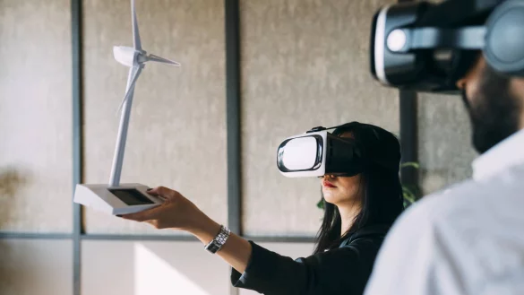 Die heutigen VR-Brillen sind decken das gesamte Blickfeld ab, sind aber auch schwer und klobig. Das neue Ger&auml;t von Apple soll eher an Sport-Sonnenbrillen erinnern, das genaue Design ist aber noch nicht bekannt. - &copy; IMAGO/Westend61