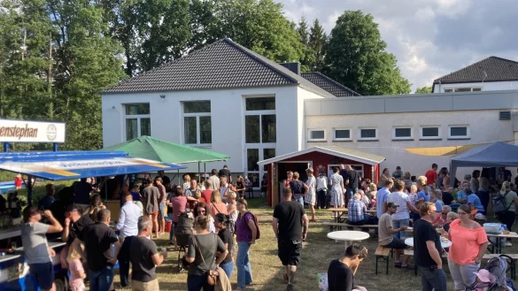 Bei der traditionellen Pf&uuml;tzenfete trifft sich das ganze Dorf. - &copy; Sandra Castrup