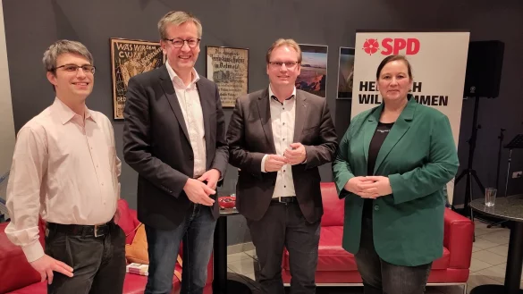 Kai Kottmann, Burkhard Blienert, Dennis Maelzer und Saskia van Oosterum (von links) diskutierten mit dem jugendlichen Publikum &uuml;ber die Drogenpolitik in Deutschland. - &copy; SPD