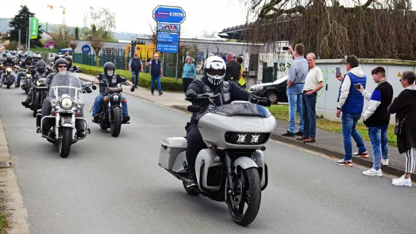 Tim Kellner fährt auf seinem Motorrad vorweg - © Nicole Ellerbrake