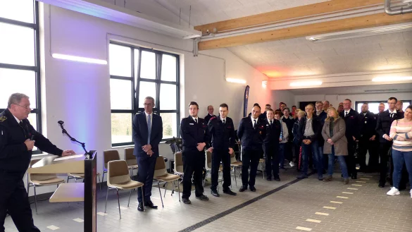 Kreisbrandmeister Wolfgang Kornegger (von links) begl&uuml;ckw&uuml;nscht im Beisein von B&uuml;rgermeister J&ouml;rg Bierwirth die Wehr zu ihrem neuen Domizil. - &copy; Rudi Rudolph
