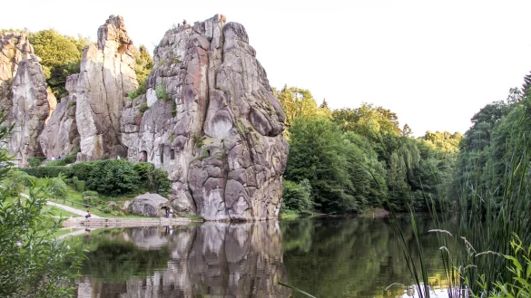 Die Externsteine sind f&uuml;r viele Menschen ein ganz besonderer Kraftort. In der Walpurgisnacht gibt es ein paar Regeln zu beachten. - &copy; Landesverband Lippe