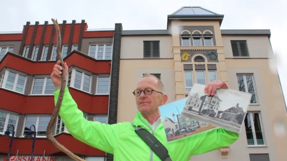 Udo Schriegel vor dem expressionistischen "Karbach"-Haus mit seinen markanten Zacken und dem ehemaligen Hotel "Freitag". Die verschiedenen Baustile faszinieren den Stadtf&uuml;hrer. - &copy; Sandra Castrup