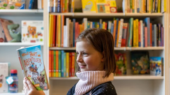 Sch&uuml;ler aus Lemgo und Lage freuen sich &uuml;ber das kostenlose Welttagsbuch "Volle Fahrt ins Abenteuer" von Katharina Reschke. - &copy; gelb