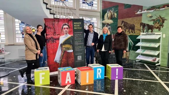 Freuen sich auf die Fair-Tauschb&ouml;rse in L&uuml;gde: Regina Latyschew (Immissionsschutz-Umweltrecht und Controlling Kreis Lippe), Larissa Gr&auml;bner (Stadt L&uuml;gde), B&uuml;rgermeister Torben Blome (Stadt L&uuml;gde), Margit Monika Hahn (Koordinierungsstelle Kommunale Pr&auml;ventionsketten Kreis Lippe), Anja Szalatnay (Wasser, Abfallwirtschaft und Bodenschutz Kreis Lippe, von links). - &copy; Kreis Lippe