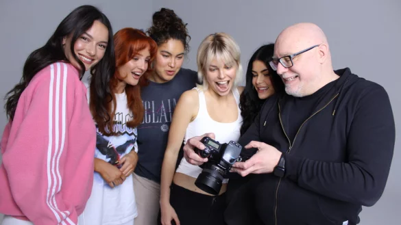 Fotograf Guido Raschke (rechts) sorgt mit seinen Fotos bei den GNTM-Teilnehmerinnen Ida, Cassy, Vivien, Selma und Sarah (von links) f&uuml;r Begeisterung. - &copy; Sandra Castrup