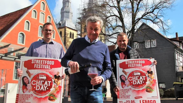 Sie laden zum Schlemmen ein: Heiko Marx (von links), Wolfgang J&auml;ger (beide Lemgo Marketing) und der Cheatday- Streetfood-Veranstalter Marc Fox. - &copy; Katrin Kantelberg