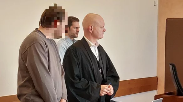 Der angeklagte Detmolder (27) bespricht sich an der Seite seines Wahl-Verteidigers Jerrit Sch&ouml;ll. - &copy; Janet K&ouml;nig