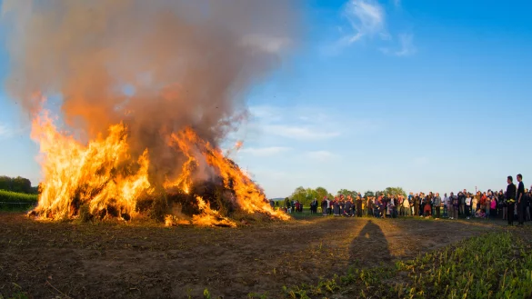 Das Osterfeuer der L&ouml;schgruppe Biemsen-Ahmsen. - &copy; Archivfoto: Feuerwehr Bad Salzuflen